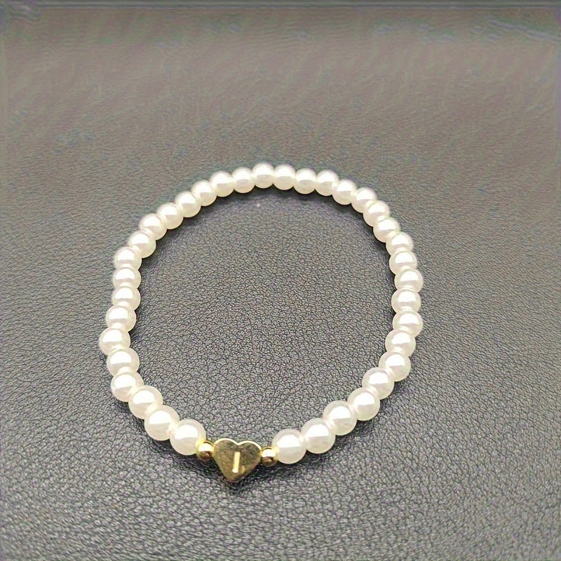 Damen Perlenarmband - Goldfarbener Herz-Buchstaben-Anhänger