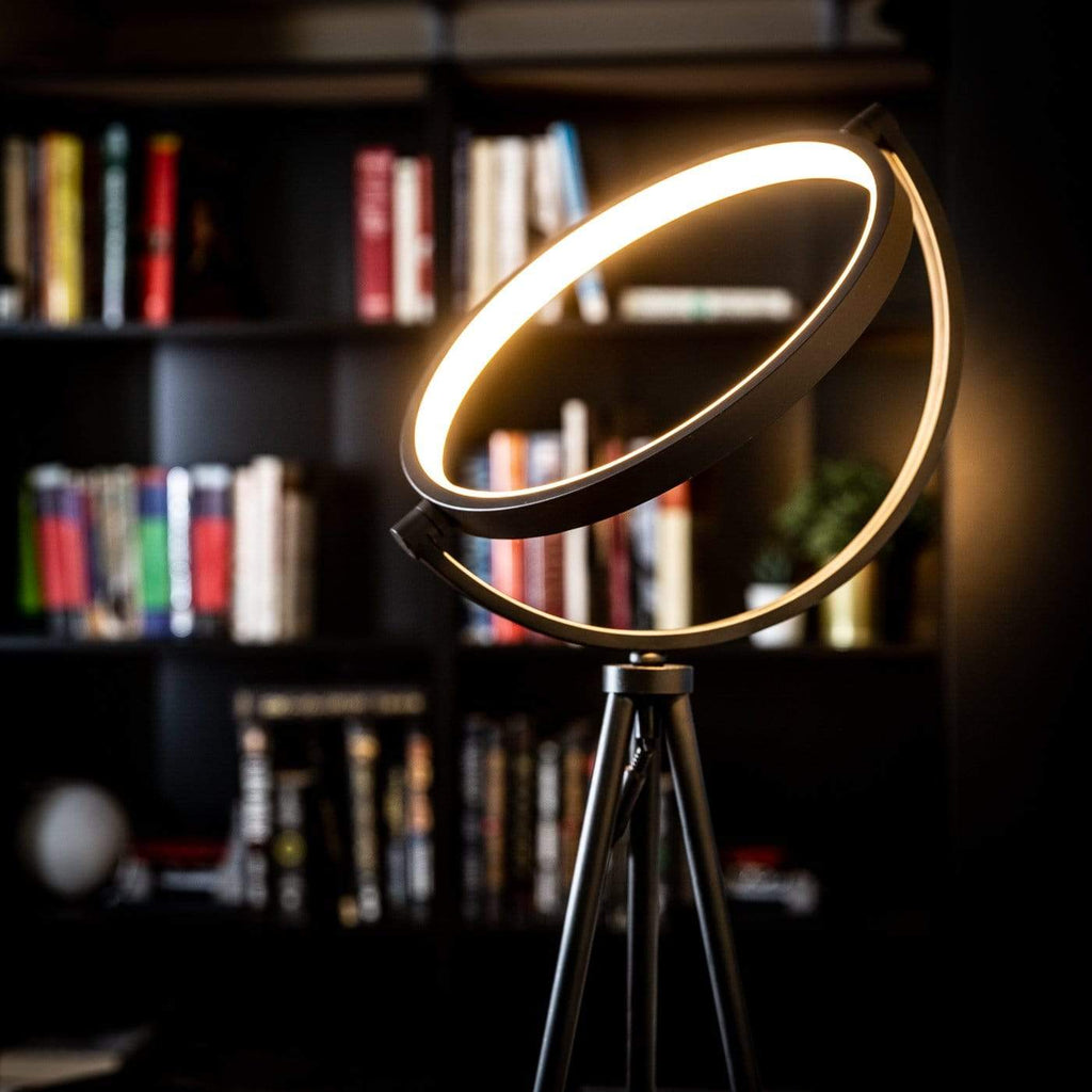 LED Design Stehlampe – Tripod Stativ und Ringlicht-Kopf