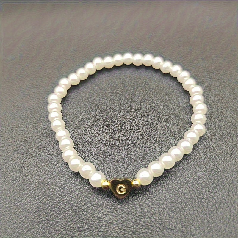 Damen Perlenarmband - Goldfarbener Herz-Buchstaben-Anhänger