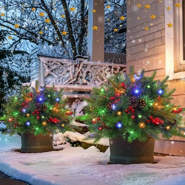 Weihnachts-Blumenkasten-Füllung – Künstliche Komposition mit Lichtern